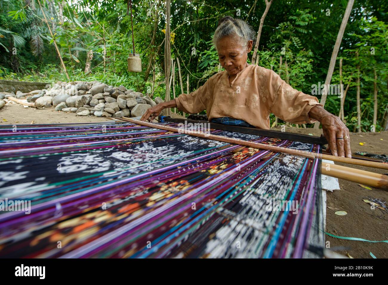 Donna di Timor ovest lavora su un Ikat, Indonesia Foto Stock