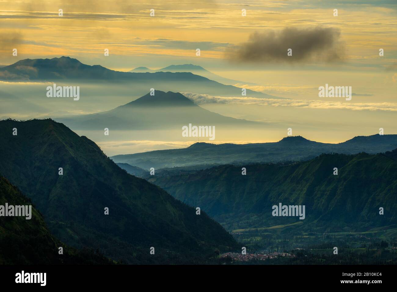 Cratere attivo Di Bromo sulla sinistra, Batok vulcano di fronte e Semeru vulcano dietro, Parco Nazionale Di Bromo Tengger Semeru, Isola di Giava, Indonesia Foto Stock
