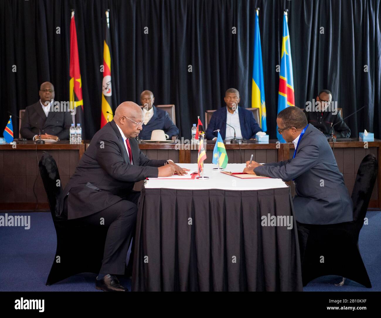 Kigali. 21st Feb, 2020. Il 21 febbraio 2020, il ministro degli Esteri ugandese Sam Kutesa (fronte L) e il ministro degli Esteri ruandese Vincent Biruta (fronte R) firmano un trattato di estradizione al confine tra il Ruanda e l'Uganda con Gatuna-Katuna. Venerdì i due paesi hanno firmato un trattato di estradizione per allentare la tensione come frontiera comune tra i due paesi vicini rimane chiuso per oltre un anno. Credito: Xinhua/Alamy Live News Foto Stock