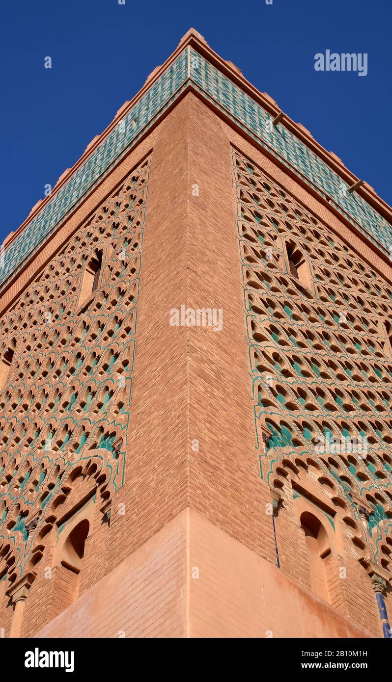 Skyline di architettura marocchina a Marrakech, torre con splendidi ornamenti tipici per l'architettura araba in Marocco Foto Stock