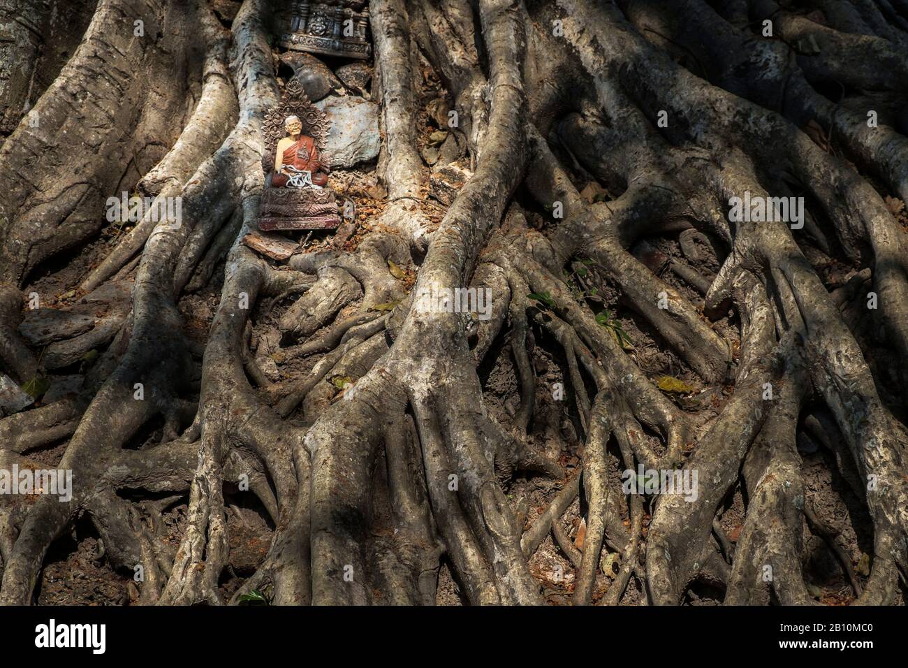 Figura monaca nel parco storico di Sukhothai, sito patrimonio dell'umanità dell'UNESCO, Thailandia Foto Stock