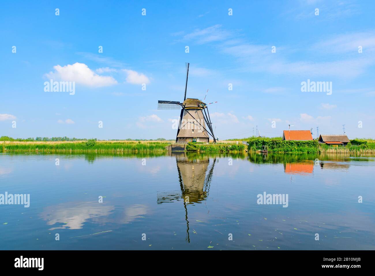 I mulini a vento e la riflessione sull'acqua a Kinderdijk, un sito patrimonio dell'umanità dell'UNESCO a Rotterdam, Paesi Bassi Foto Stock
