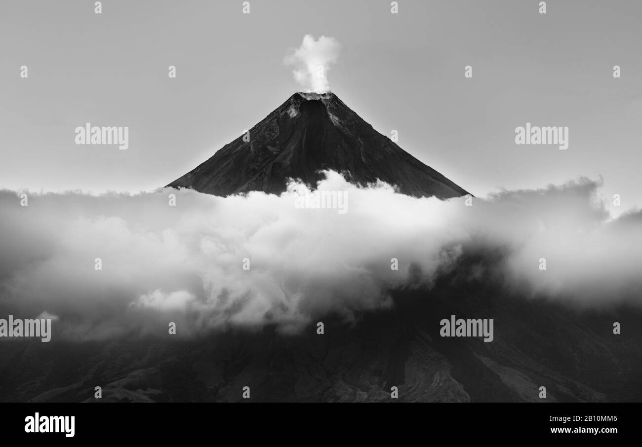 Fumo Dal Vulcano Mayon, Legazpi, Luzon Sud, Filippine Foto Stock