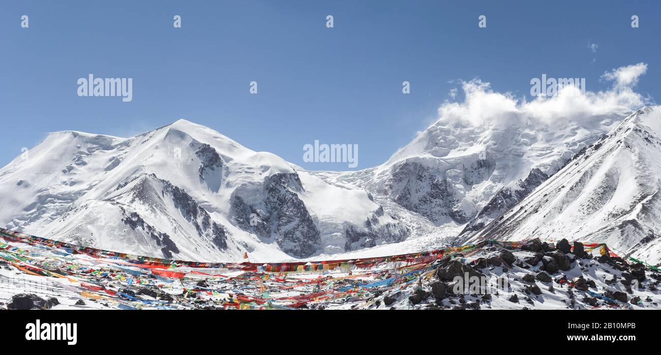 Santo vertice di Amny Making con bandiere di preghiera tibetane, provincia di Qinghai, Cina Foto Stock