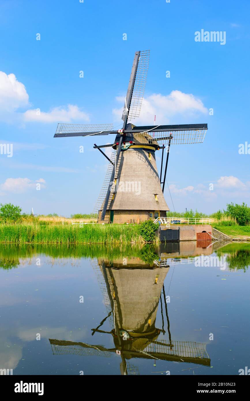 I mulini a vento e la riflessione sull'acqua a Kinderdijk, un sito patrimonio dell'umanità dell'UNESCO a Rotterdam, Paesi Bassi Foto Stock