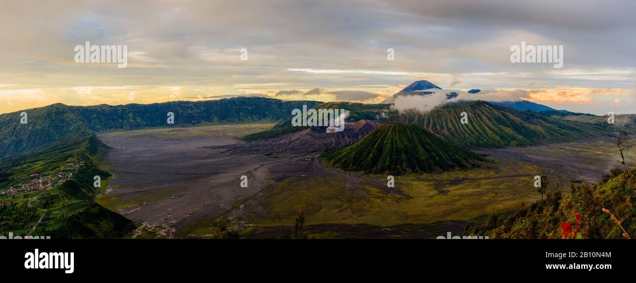 Cratere attivo Di Bromo sulla sinistra, Batok vulcano di fronte e Semeru vulcano dietro, Parco Nazionale Di Bromo Tengger Semeru, Isola di Giava, Indonesia Foto Stock