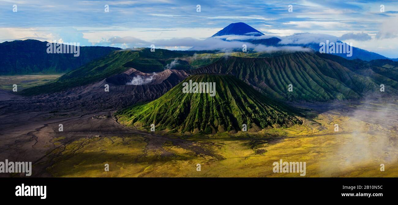 Cratere attivo Di Bromo sulla sinistra, Batok vulcano di fronte e Semeru vulcano dietro, Parco Nazionale Di Bromo Tengger Semeru, Isola di Giava, Indonesia Foto Stock