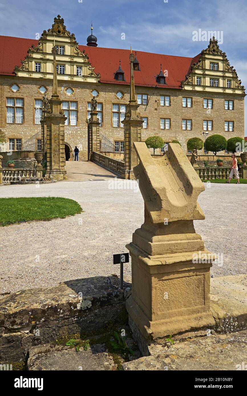 Sundial Di Fronte Al Castello Di Weikersheim, Main-Tauber-Kreis, Baden-Württemberg, Germania Foto Stock