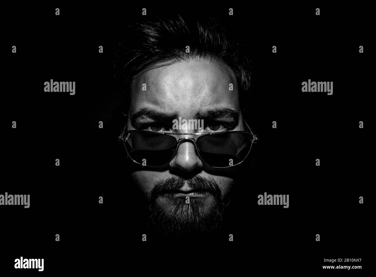 Ritratto bianco e nero di un uomo con sole Foto Stock