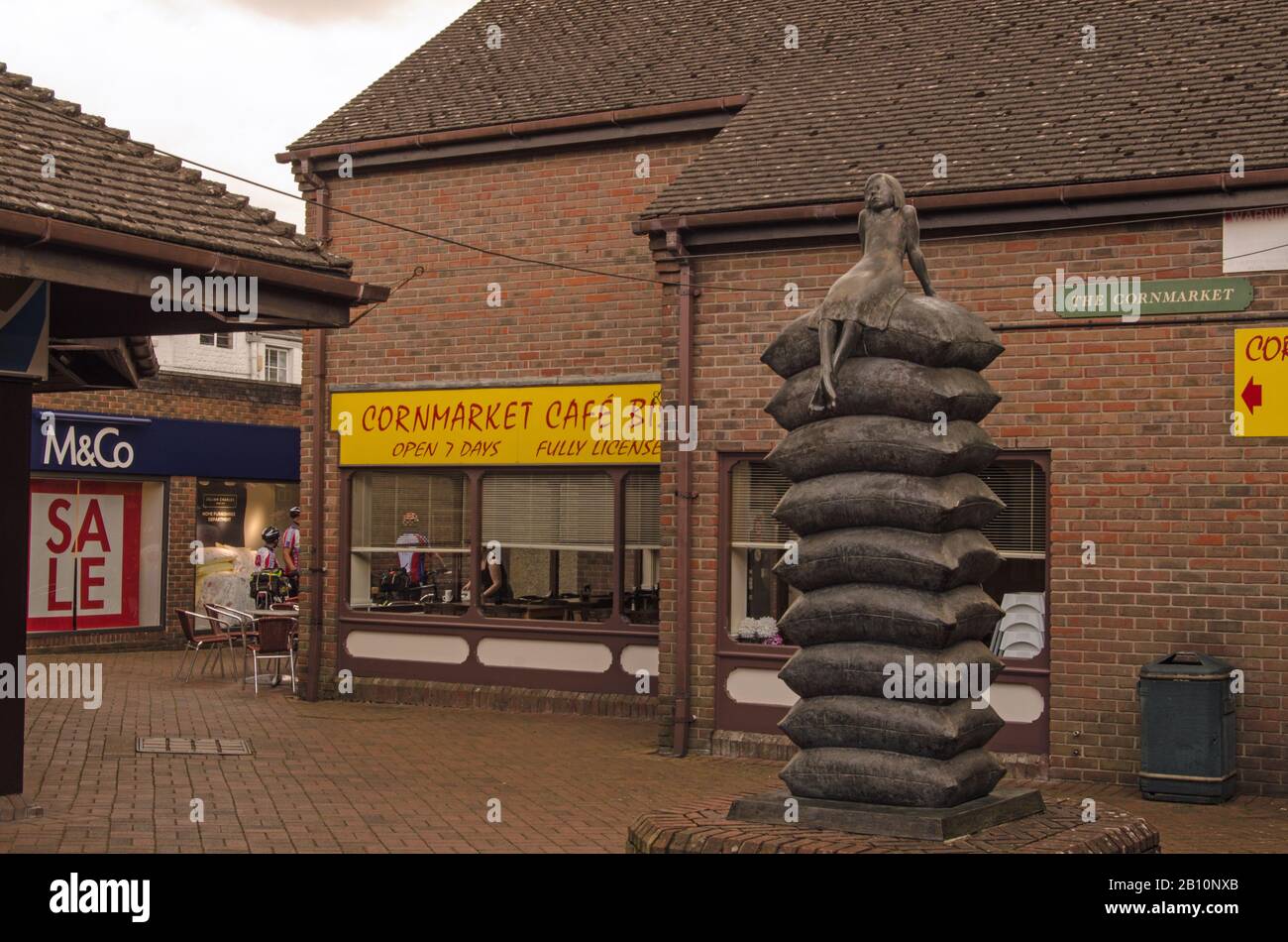 Warminster, Regno Unito - 17 agosto 2019: Negozi e sculture nella zona di Cornmarket di Warminster, Wiltshire. La scultura è chiamata Oltre la raccolta dal col Foto Stock