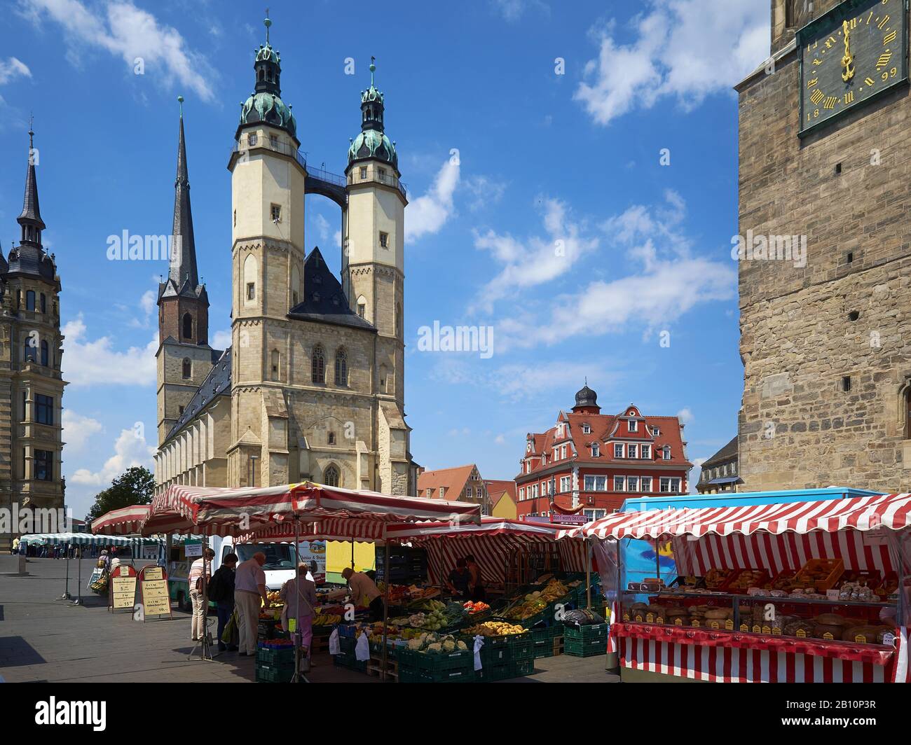 Mercato Settimanale Con Marktkiche St. Marien In Halle / Saale, Sassonia-Anhalt, Germania Foto Stock
