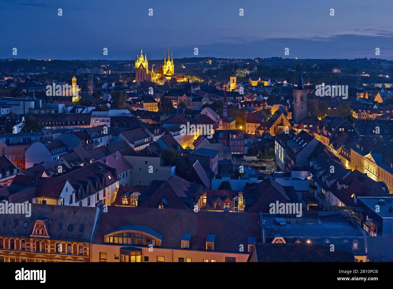 Vista sul centro della città con cattedrale e Severikirche da Erfurt, Turingia, Germania Foto Stock