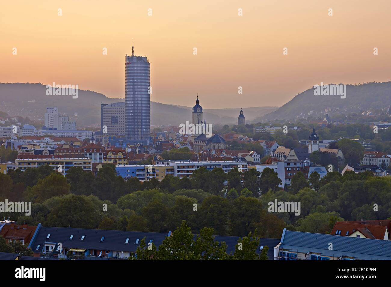 Vista sul centro di Jena con Intershop Tower e Michaeliskirche, Turingia, Germania Foto Stock