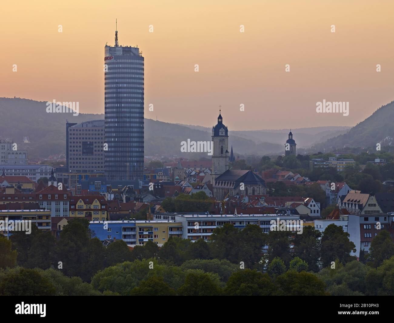 Vista sul centro di Jena con Intershop Tower e Michaeliskirche, Turingia, Germania Foto Stock