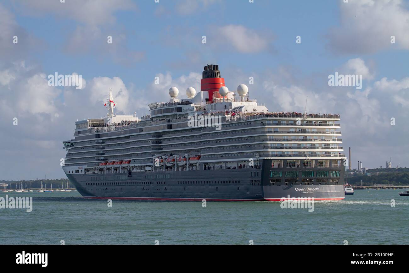 Nave Da Crociera Queen Elizabeth Con Partenza Dai Southampton Docks Uk Come Parte Della Tre Regine Processione Foto Stock
