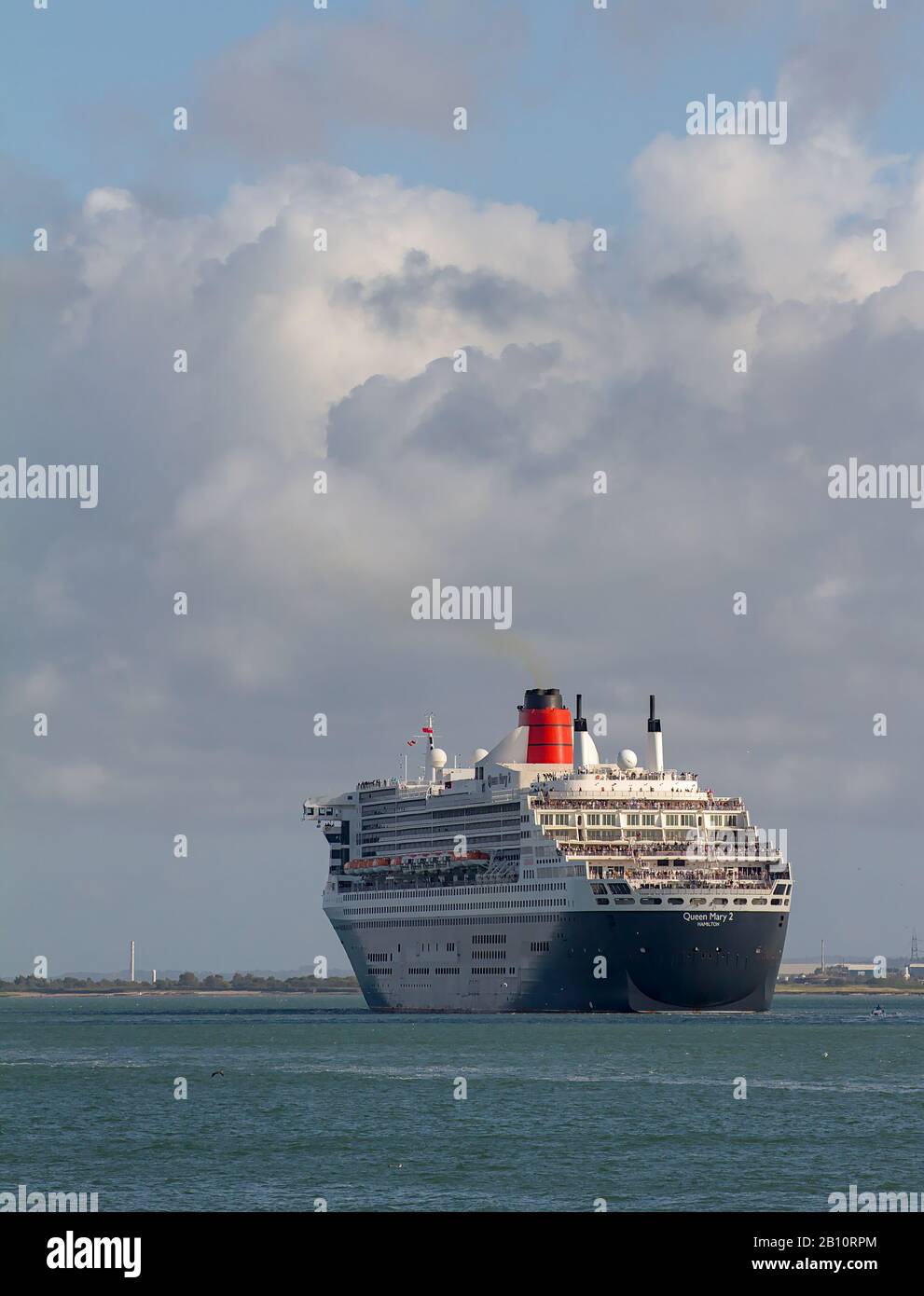 Stern Of The Queen Mary Two Con Partenza Dai Docks Di Southampton Come Parte Delle Tre Regine Foto Stock