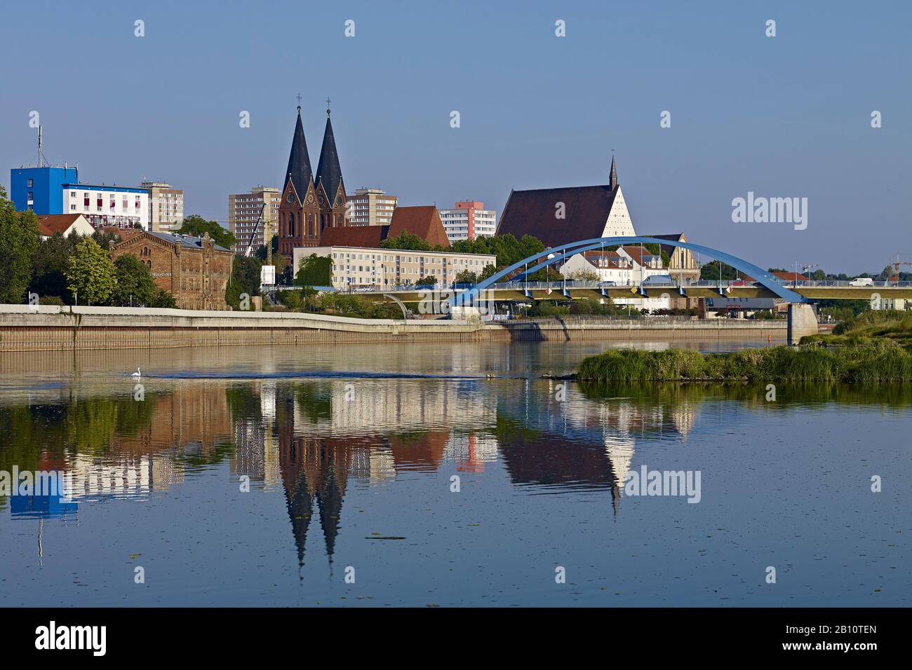 Vista sulla città di Oder con Friedenskirche e Stadtbrücke, Francoforte (Oder), Brandeburgo, Germania Foto Stock