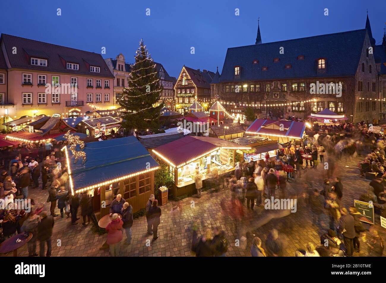Mercatino di Natale sul mercato con municipio a Quedlinburg, Sassonia-Anhalt, Germania Foto Stock