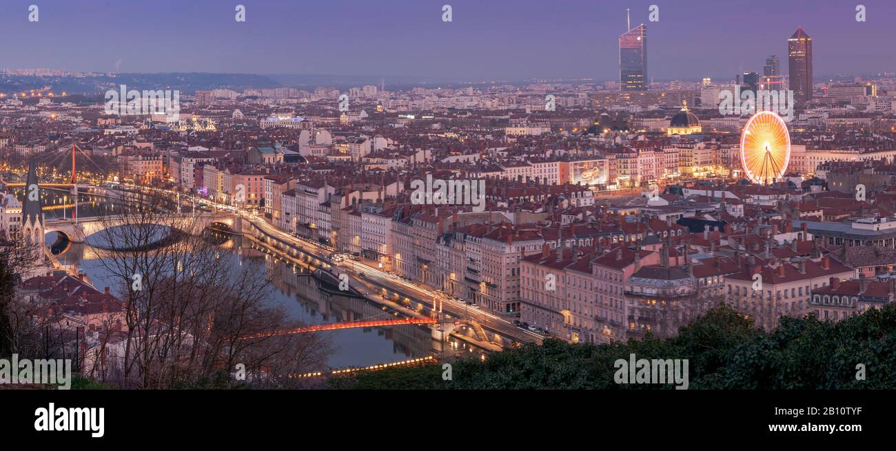 Panorama ville de Lyon Rhone Tour de la Pare Dieu Place Bellecoure Pont Bonaparte reflet paysage urbain grande roue et tour oxygène de nuit Foto Stock