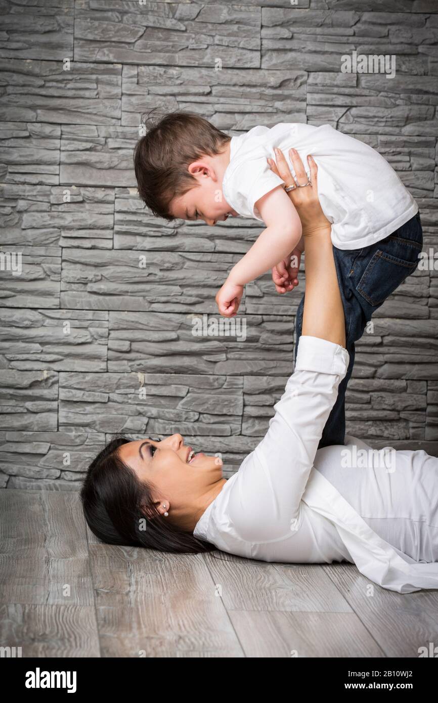 Mamma e figlio si girovagano sul pavimento Foto Stock