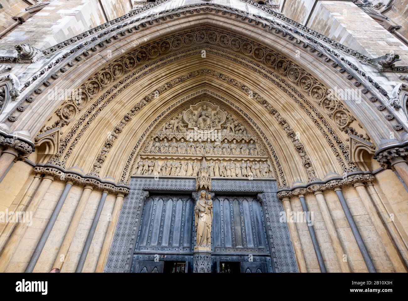 Scultura in pietra scolpita di Maria che tiene il bambino Gesù. La Porta Nord All'Abbazia Di Westminster. Westminster, London, Regno Unito Foto Stock