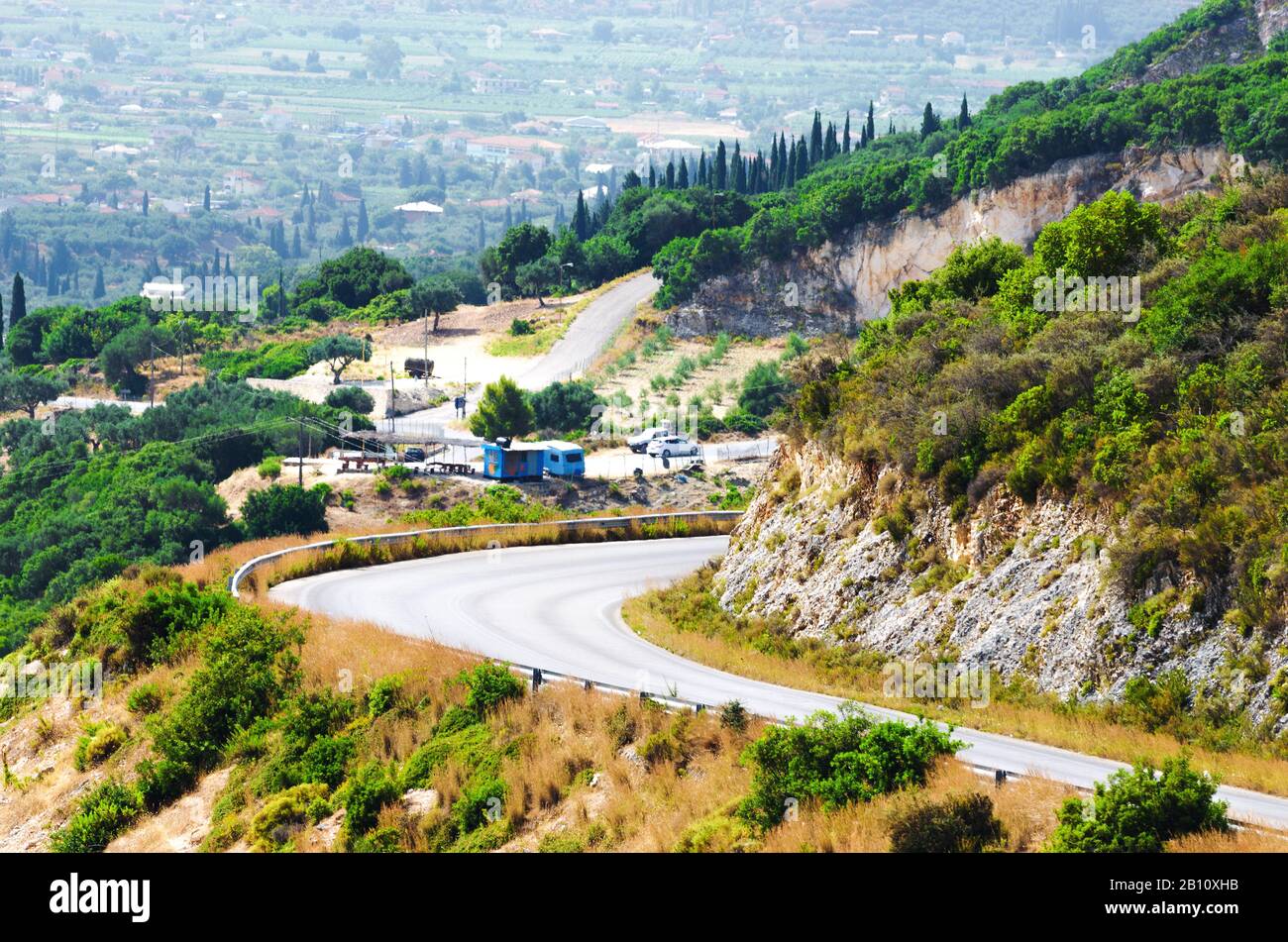 Strada di montagna in una giornata estiva. Isola di Zante, Grecia. Foto Stock