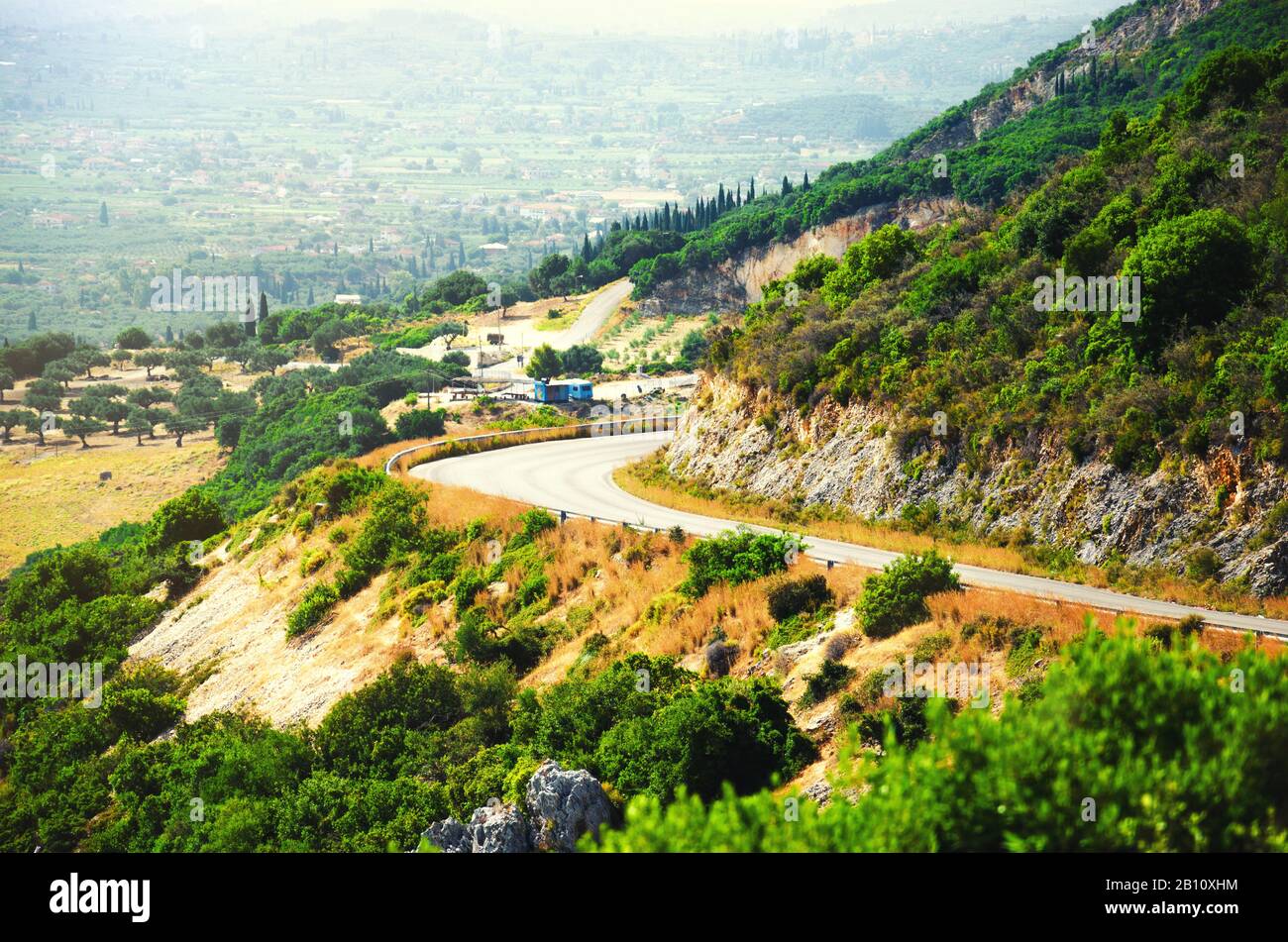 Strada di montagna in una giornata di sole. Paesaggio estivo. Isola di Zante, Grecia. Foto Stock