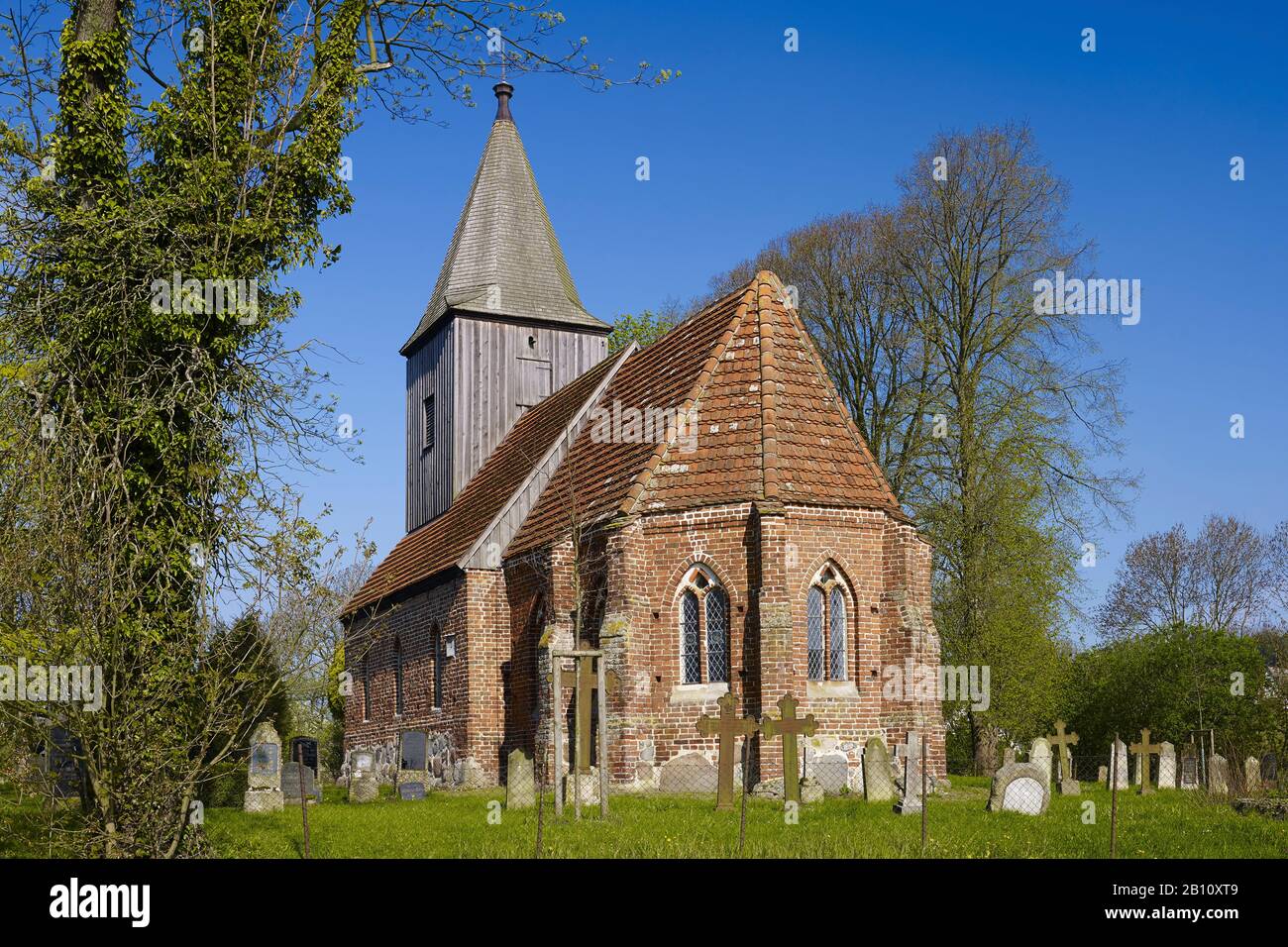 Chiesa del villaggio a Groß Zicker, penisola di Mönchgut, Rügen, Mecklenburg-Vorpommern, Germania Foto Stock