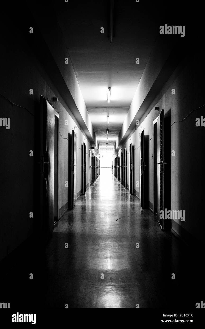 Corridoio nell'ala degli interrogatori, l'ex prigione di Stasi, il memoriale di Hohenschönhausen, Berlino Foto Stock