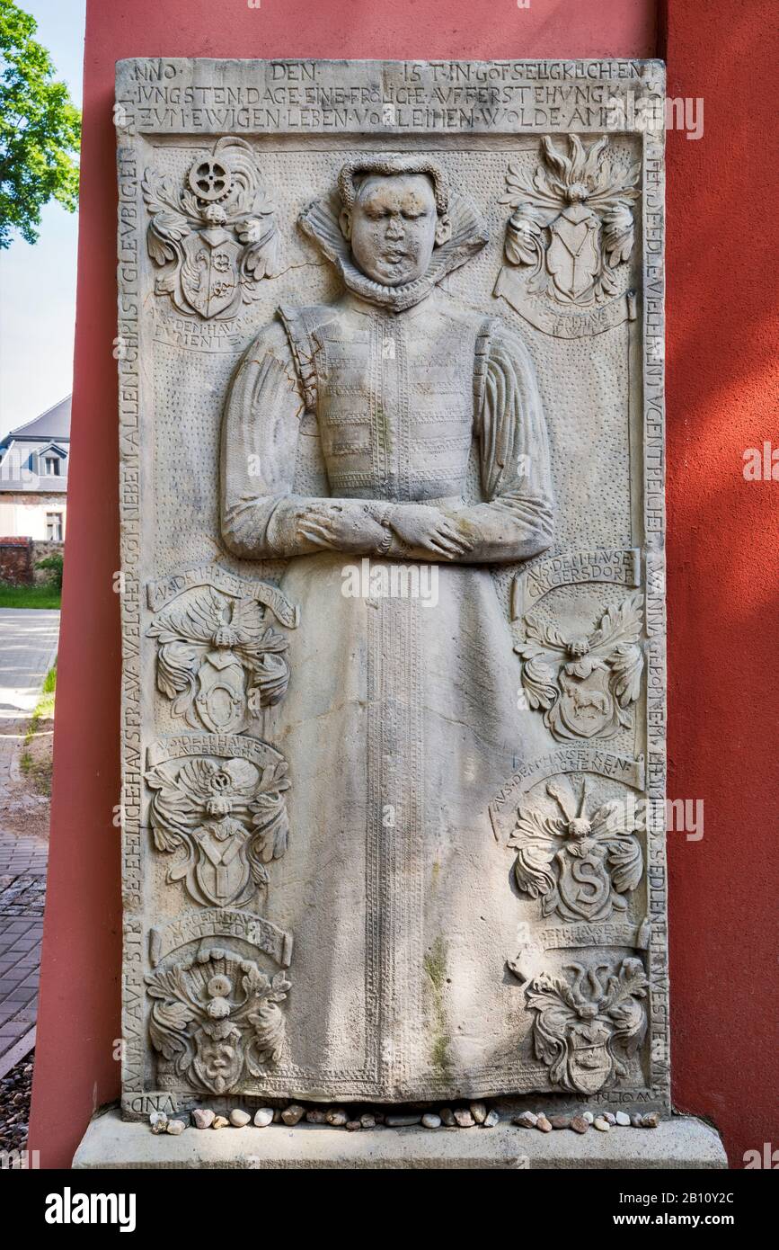 Bassorilievo in pietra tombale del 16th secolo inscritta in tedesco, presso la Chiesa di San Giovanni Battista a Cieplice Zdroj, Jelenia Gora, Bassa Slesia, Polonia Foto Stock