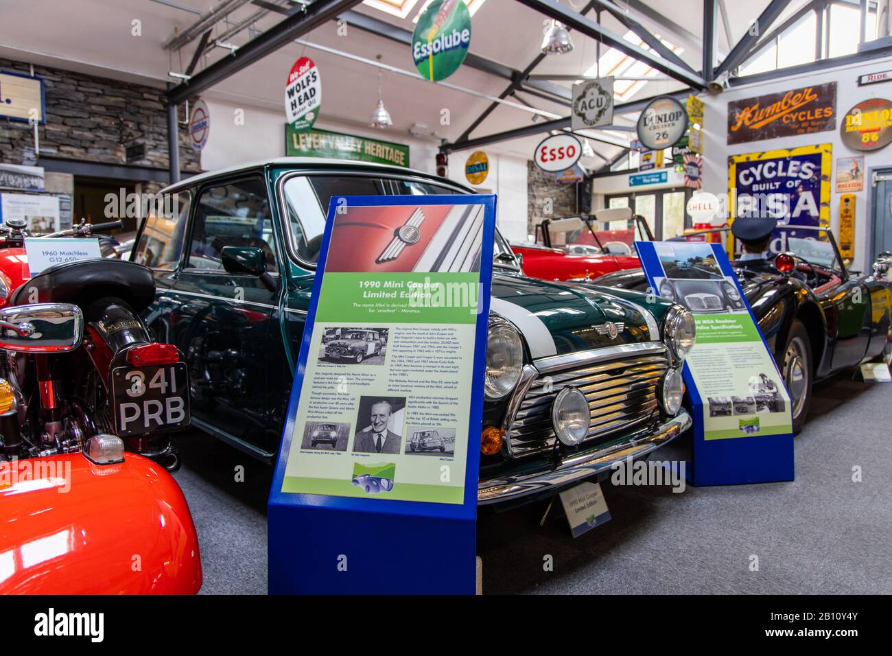 1990 Mini Cooper nel verde da corsa britannico, Car and Motor Museum, Lakeland Motor e Bluebird Lake District Foto Stock