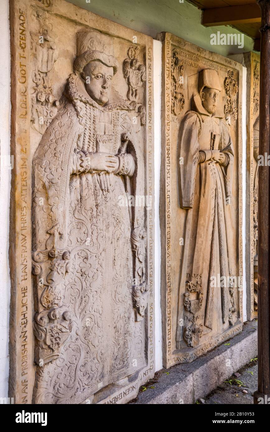 Basso rilievo alle lapidi del 16th secolo inscritte in tedesco, presso la Chiesa di San Giovanni Battista a Cieplice Zdroj, Jelenia Gora, Bassa Slesia, Polonia Foto Stock