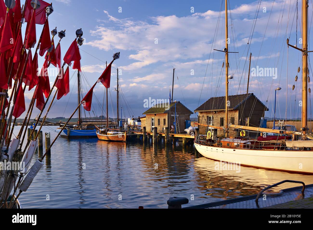 Porto di Gager alla luce della sera, penisola di Mönchgut, Ruegen, Mecklenburg-Pomerania occidentale, Germania Foto Stock