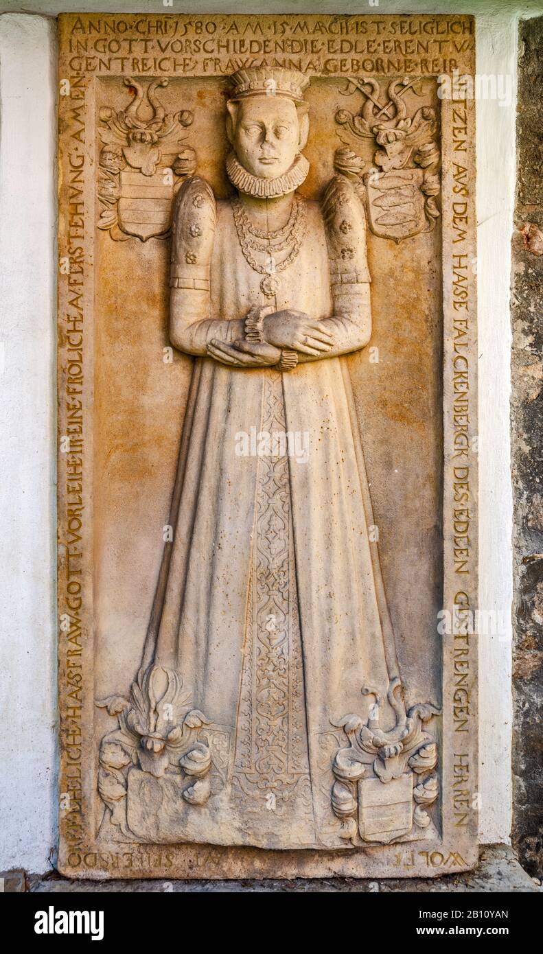 Bassorilievo in pietra tombale del 16th secolo inscritta in tedesco, presso la Chiesa di San Giovanni Battista a Cieplice Zdroj, Jelenia Gora, Bassa Slesia, Polonia Foto Stock