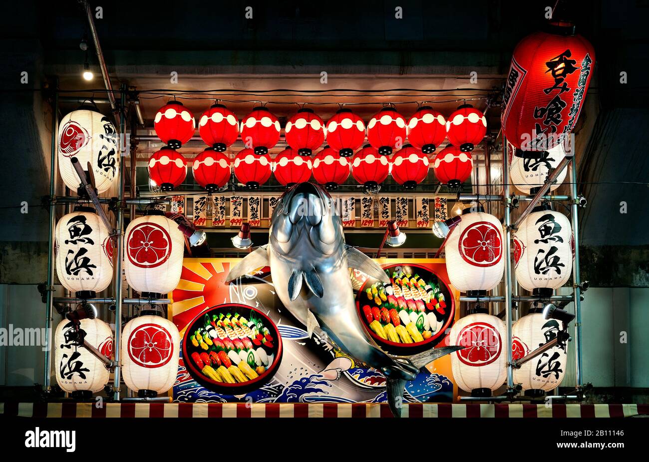 Giappone, Isola di Honshu, Kanto, Tokyo, per le strade di Ueno di notte. Foto Stock