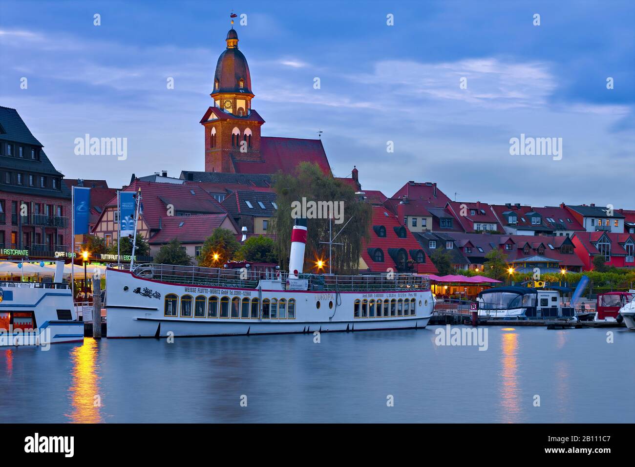 Porto con Chiesa di Santa Maria, Waren an der Müritz, Mecklenburg-Vorpommern, Germania Foto Stock