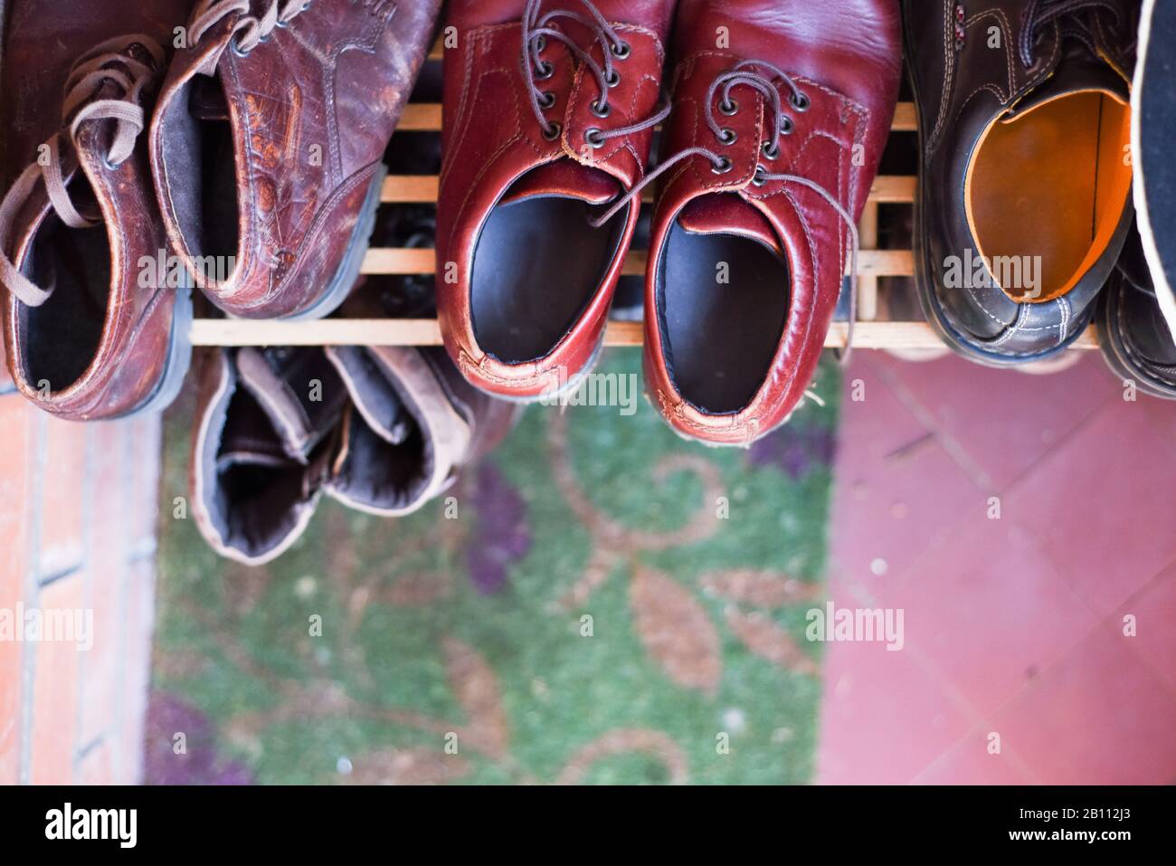 Porta scarpe con spazio per riporre le scarpe in casa Foto Stock