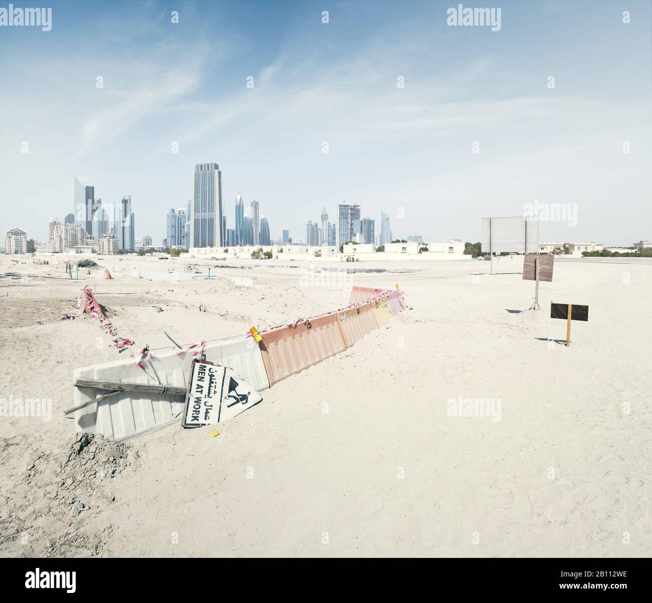 Sito di costruzione abbandonato nel deserto ai margini del Financial Trade District di Dubai, Emirati Arabi Uniti Foto Stock