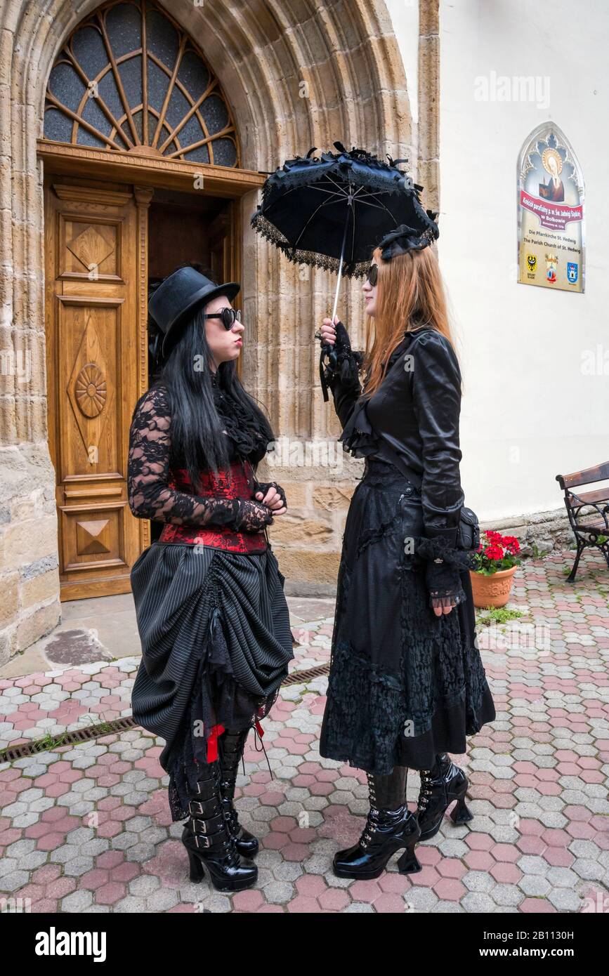 I partecipanti al partito del Castello, Gothic Festival dedicato alla subcultura goth, organizzato presso il castello medievale di Bolkow, Bassa Slesia, Polonia Foto Stock