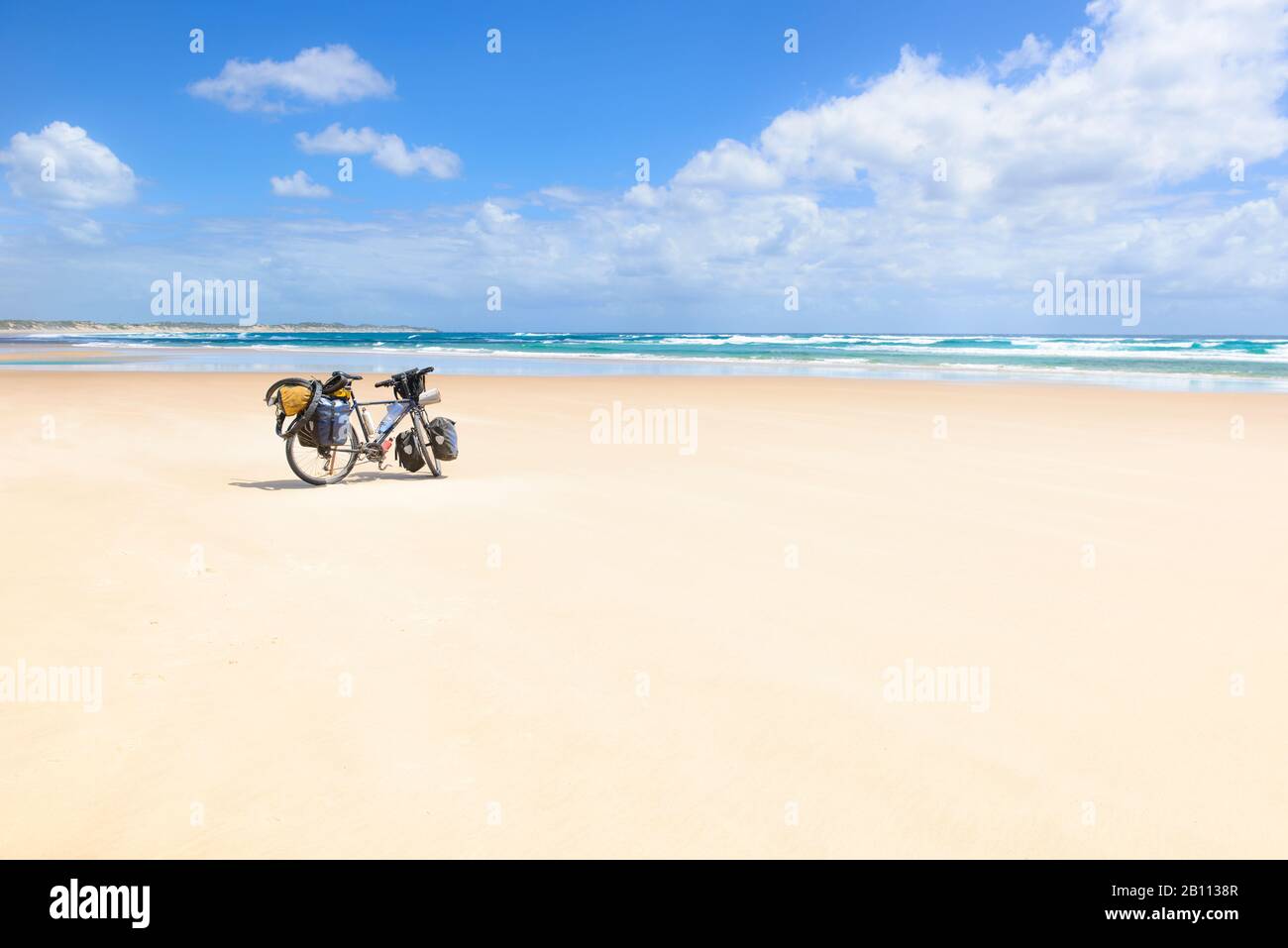 Ciclismo, Spiaggia Di Tofo, Mozambico, Africa Foto Stock
