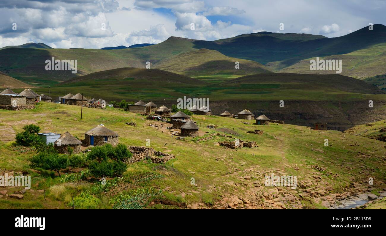 Vista del paesaggio e dei villaggi tradizionali, Lesotho, Africa Foto Stock