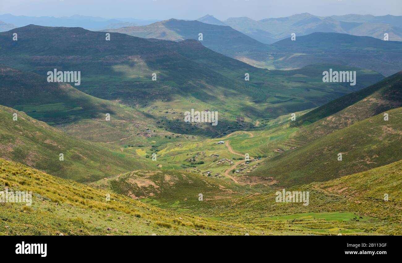 Vista del paesaggio e dei villaggi tradizionali, Lesotho, Africa Foto Stock