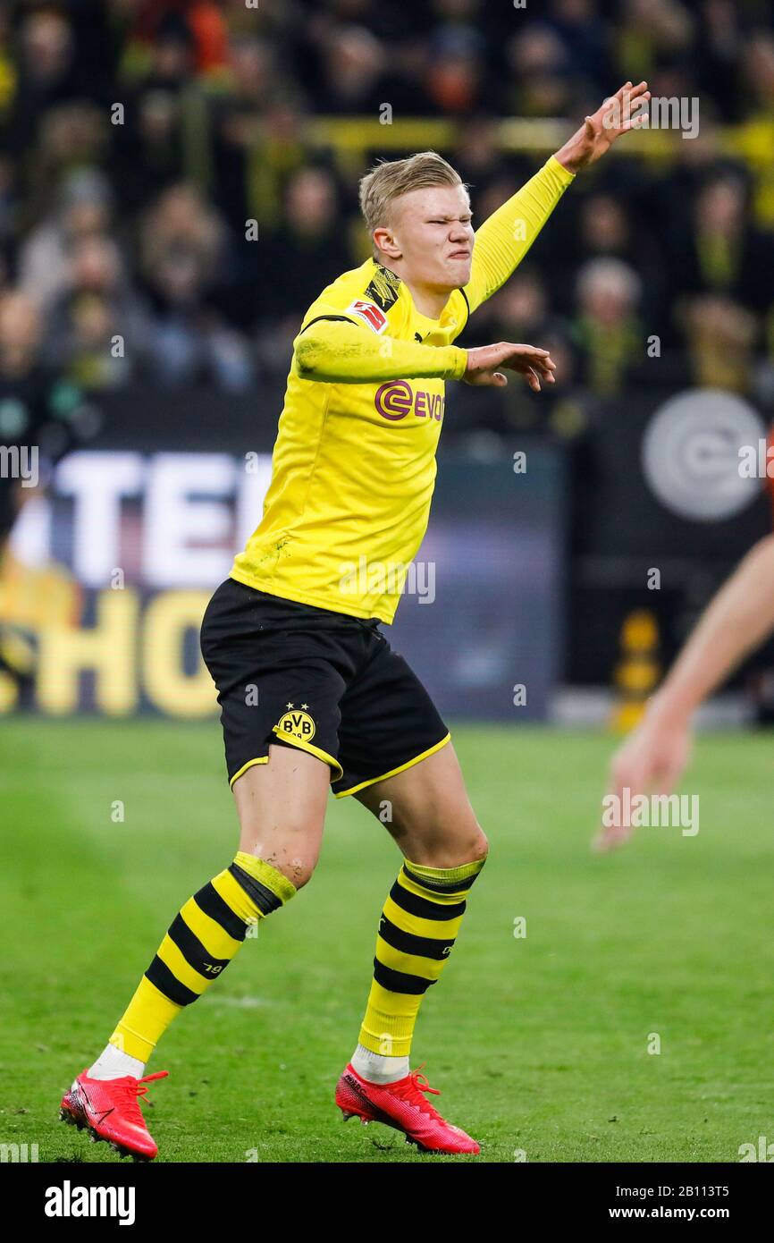 Dortmund, Germania, Signal-Iduna-Park, 14th Feb 2020: Erling Braut Haaland of Borussia Dortmund reagisce durante la prima partita della Bundesliga Borussia Dort Foto Stock