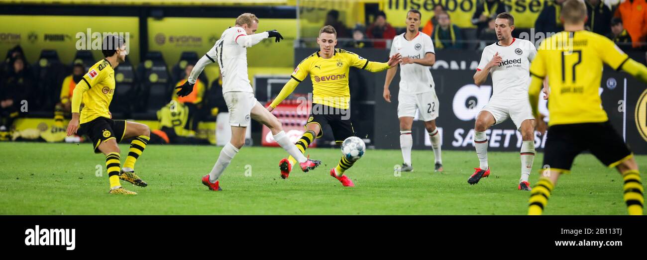 Dortmund, Germania, Signal-Iduna-Park, 14th Feb 2020: Sebastian Rode of Eintracht Francoforte sfida Thorgan Hazard of Borussia Dortmund durante il Foto Stock