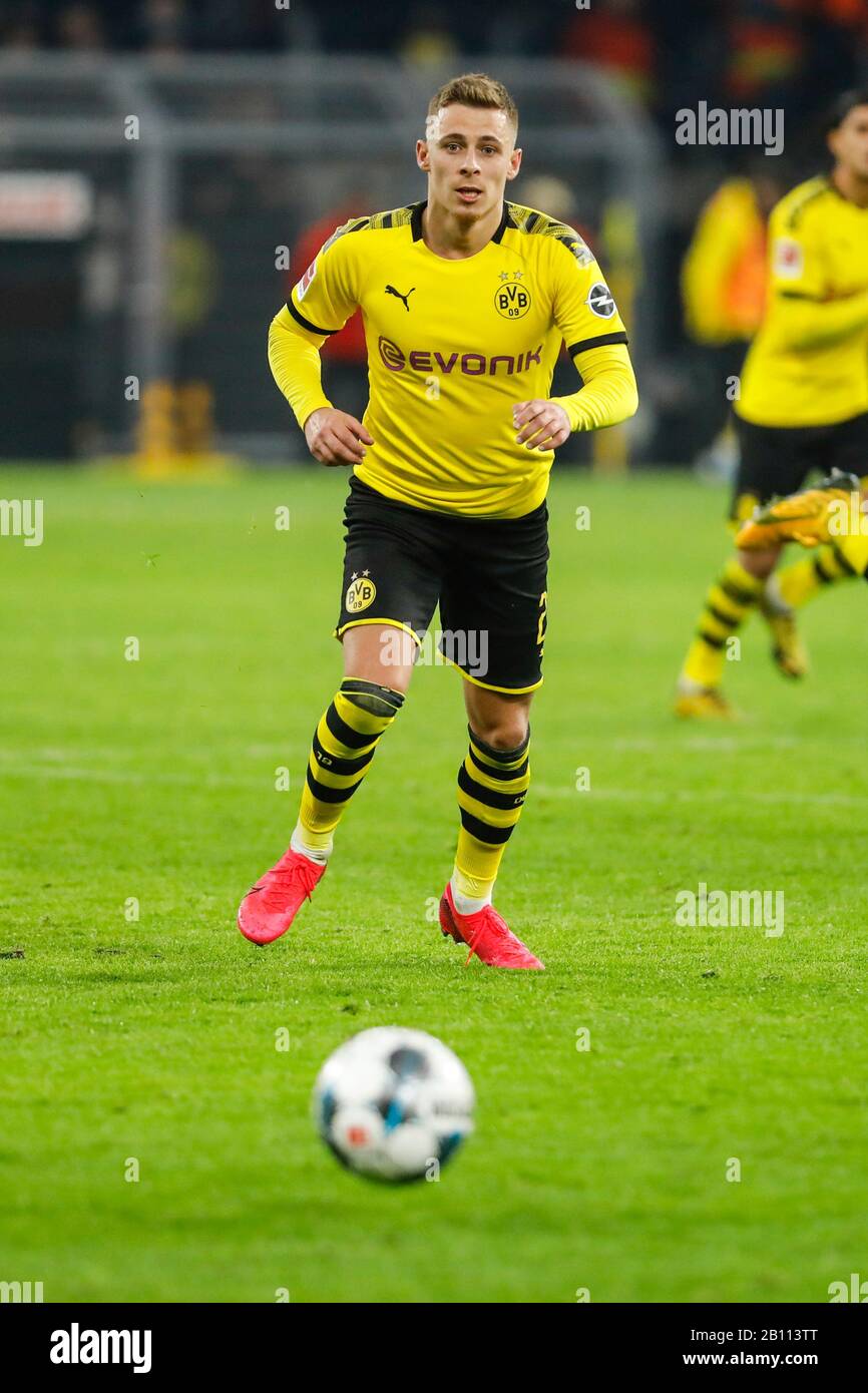 Dortmund, Germania, Signal-Iduna-Park, 14th Feb 2020: Thorgan Hazard of Borussia Dortmund guarda alla palla durante la prima partita della Bundesliga Borussia Foto Stock