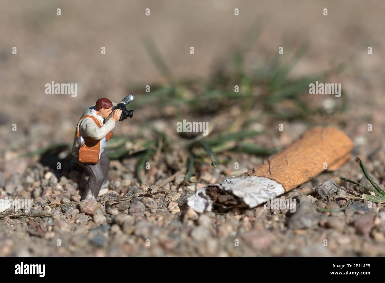 il fotografo in miniatura documenta l'inquinamento ambientale Foto Stock