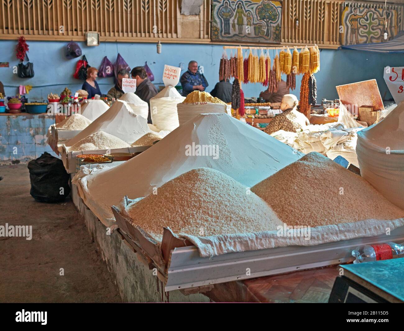 Pile di farina bianca per la vendita al mercato nella città di Kutaisi la capitale della regione occidentale di Imereti nella Repubblica di Georgia Foto Stock