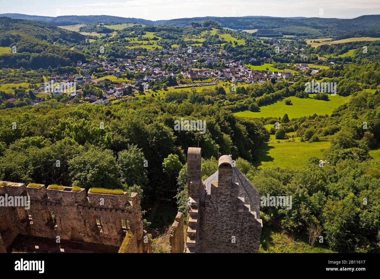 Vista dal castello di Kasselburg a Pelm, Germania, Renania-Palatinato, Vulkaneifel, Pelm Foto Stock