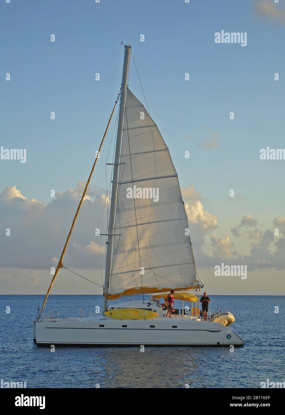 Catamarano in serata luce, Polinesia Foto Stock