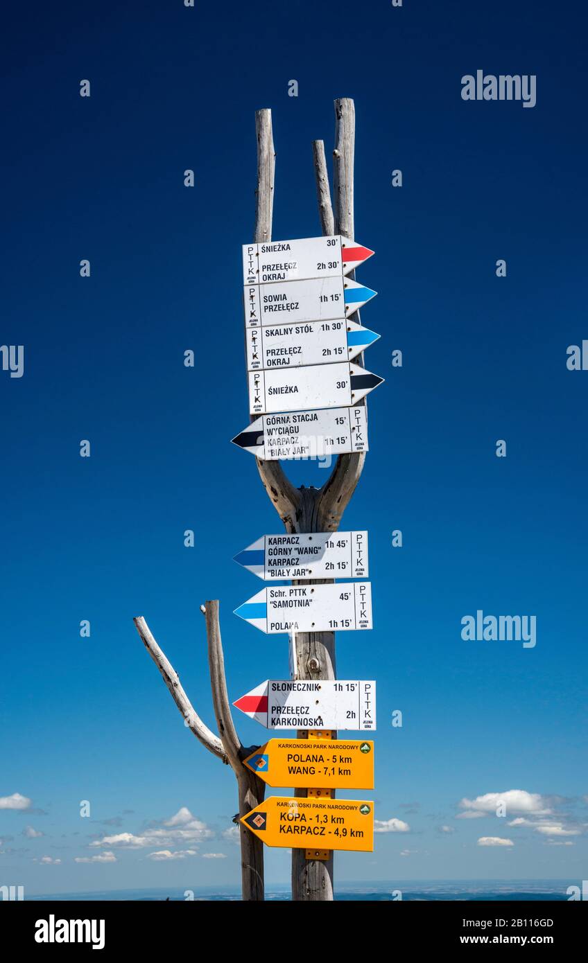 Segnaletica per sentieri escursionistici al Sentiero dell'amicizia Polacco-Ceco, lungo il confine polacco e ceco, sulle montagne di Karkonosze, Bassa Slesia, Polonia Foto Stock